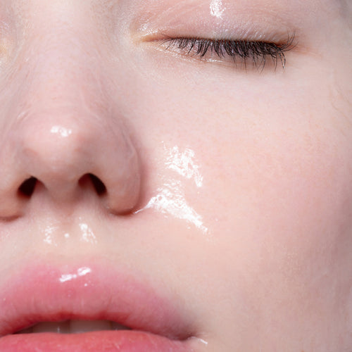 Carica immagine 1 in visualizzazione galleria. image mood of model having a layer of daily hydra lock resurface essence for glowing skin