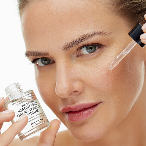 Bild 1 in Galerieansicht laden. image mood model applying water free niacinamide galactomyces serum onto her face with the dropper