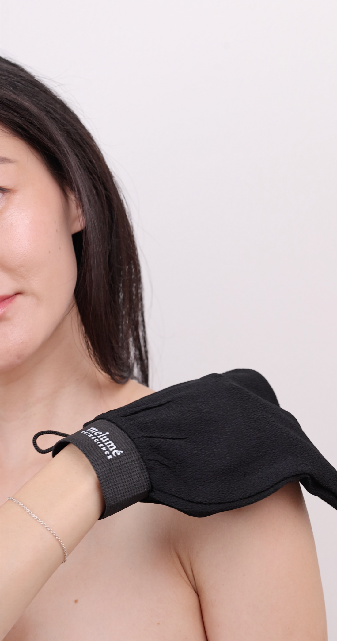 video showing women with body gloves of Melumé Skinscience and how to use that